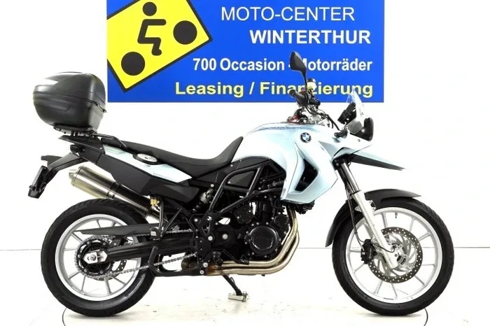 BMW Motorrad Enduro mit Topcase in Weiss – Bild 1